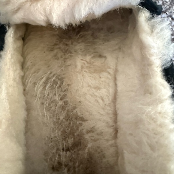 UGG Black Suede Shoes with Cream Shearling - Picture 4 of 10